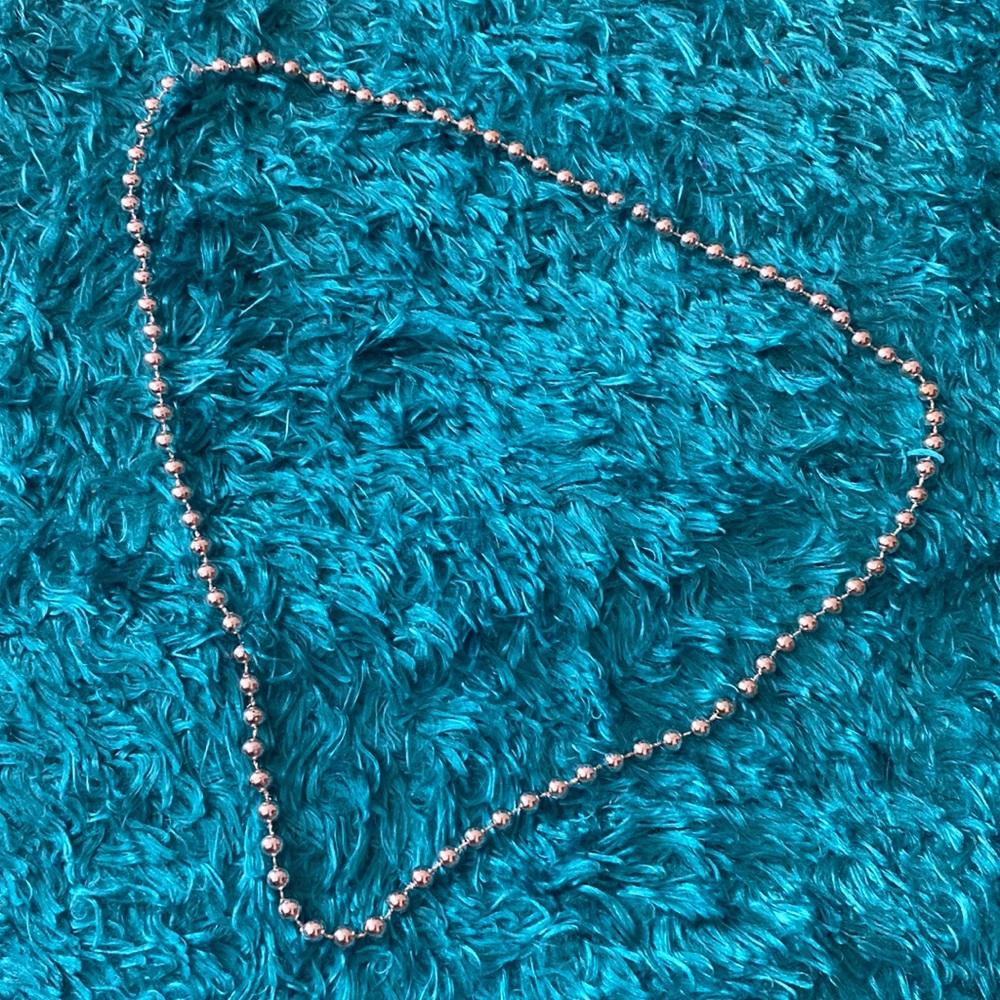 Silver plastic spherical beads necklace